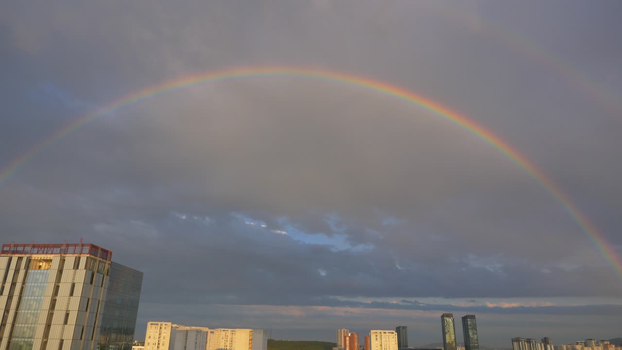 arco iris sobre la ciudad