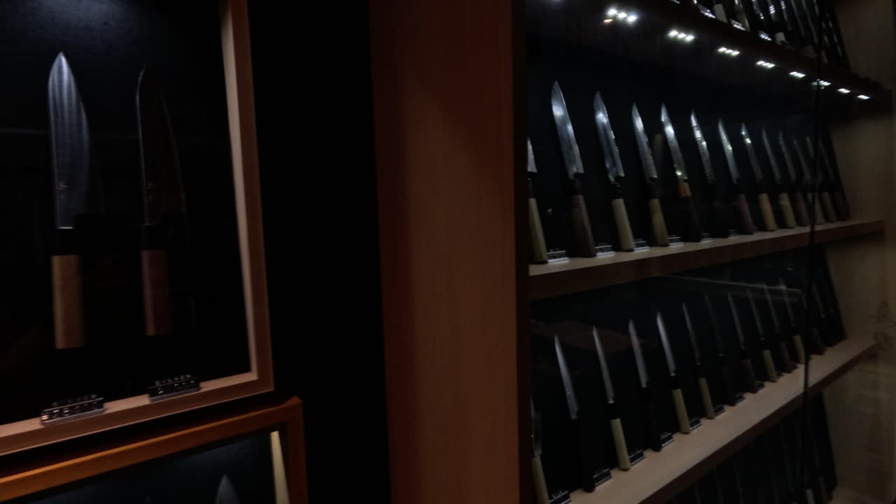 京都の店でナイフの展示