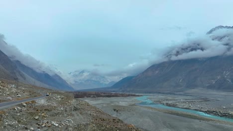 Vista-Aérea-Del-Valle-Normal-Con-El-Río-Hunza-Fluyendo-A-Través