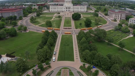 Toma-Aérea-Descendente-Que-Se-Inclina-Hacia-Arriba-Para-Revelar-El-Edificio-Del-Capitolio-Del-Estado-De-Minnesota-En-Saint-Paul,-Minnesota