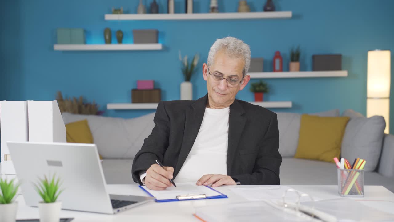 trabajador de oficina en casa hombre trabajando relajado y pacíficamente.