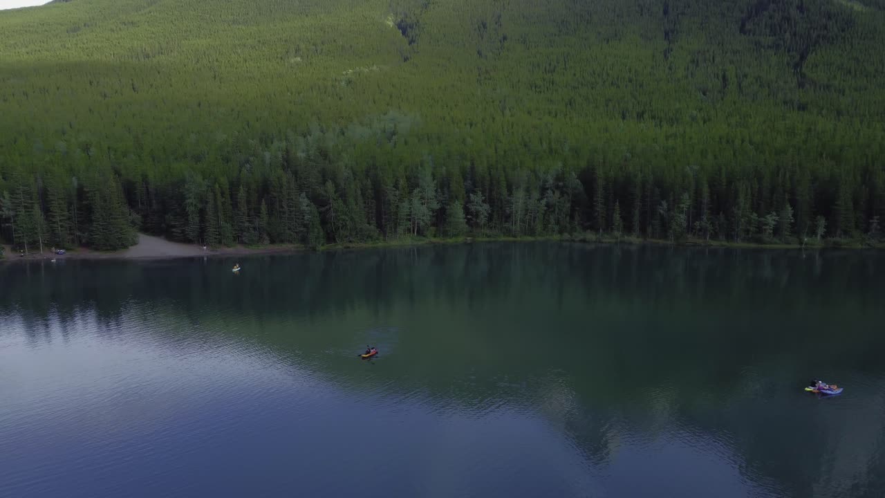 лодки на пруду в парке горы и лес кругом, скалистые горы, кананаскис, альберта канада
