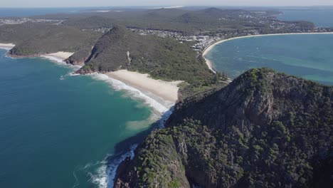 Vista-Panorámica-Del-Mar-Azul,-La-Playa-Y-El-Suburbio-Desde-El-Pico-De-La-Montaña-Tomaree-En-Shoal-Bay,-Nsw,-Australia