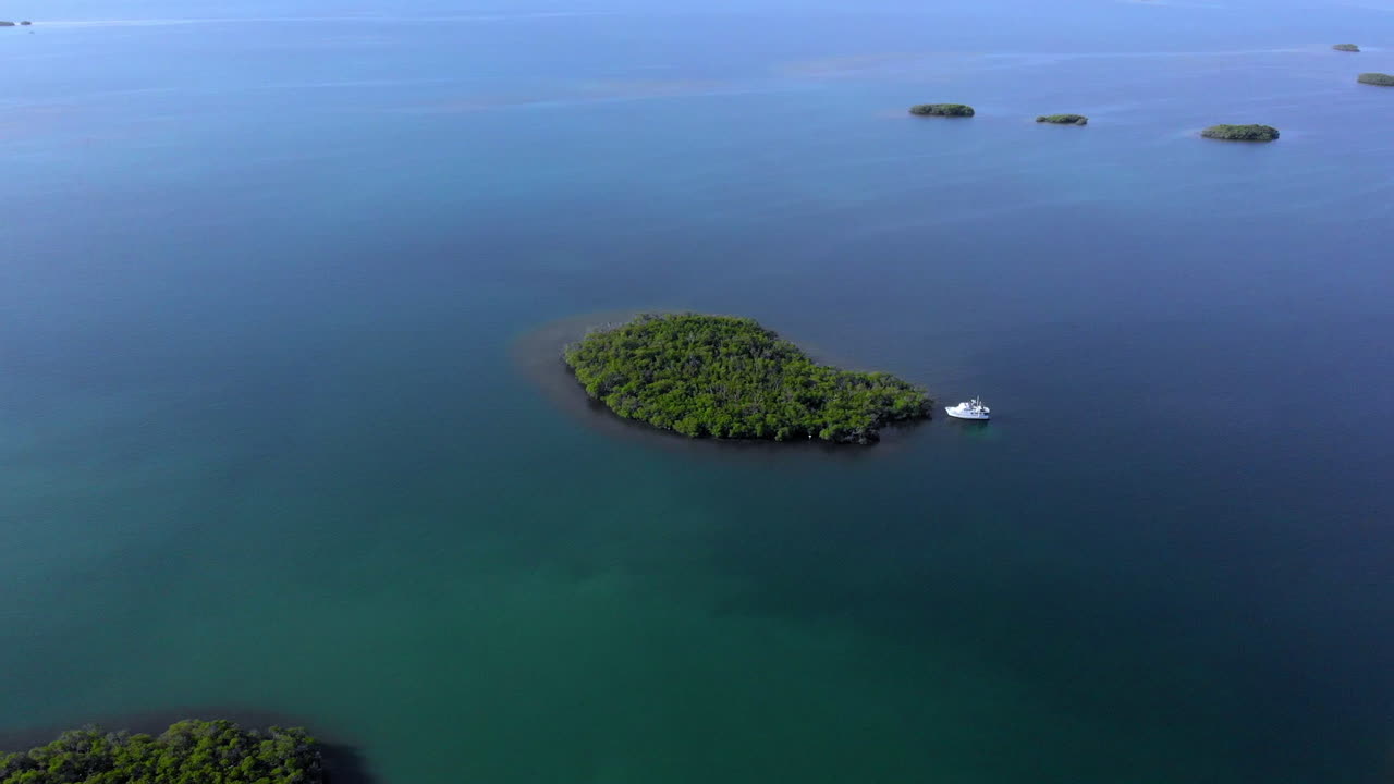 isla y barco solos en el océano