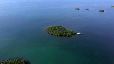 isla y barco solos en el océano