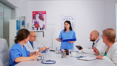 equipo médico atento discutiendo problemas de medicina usando la tableta
