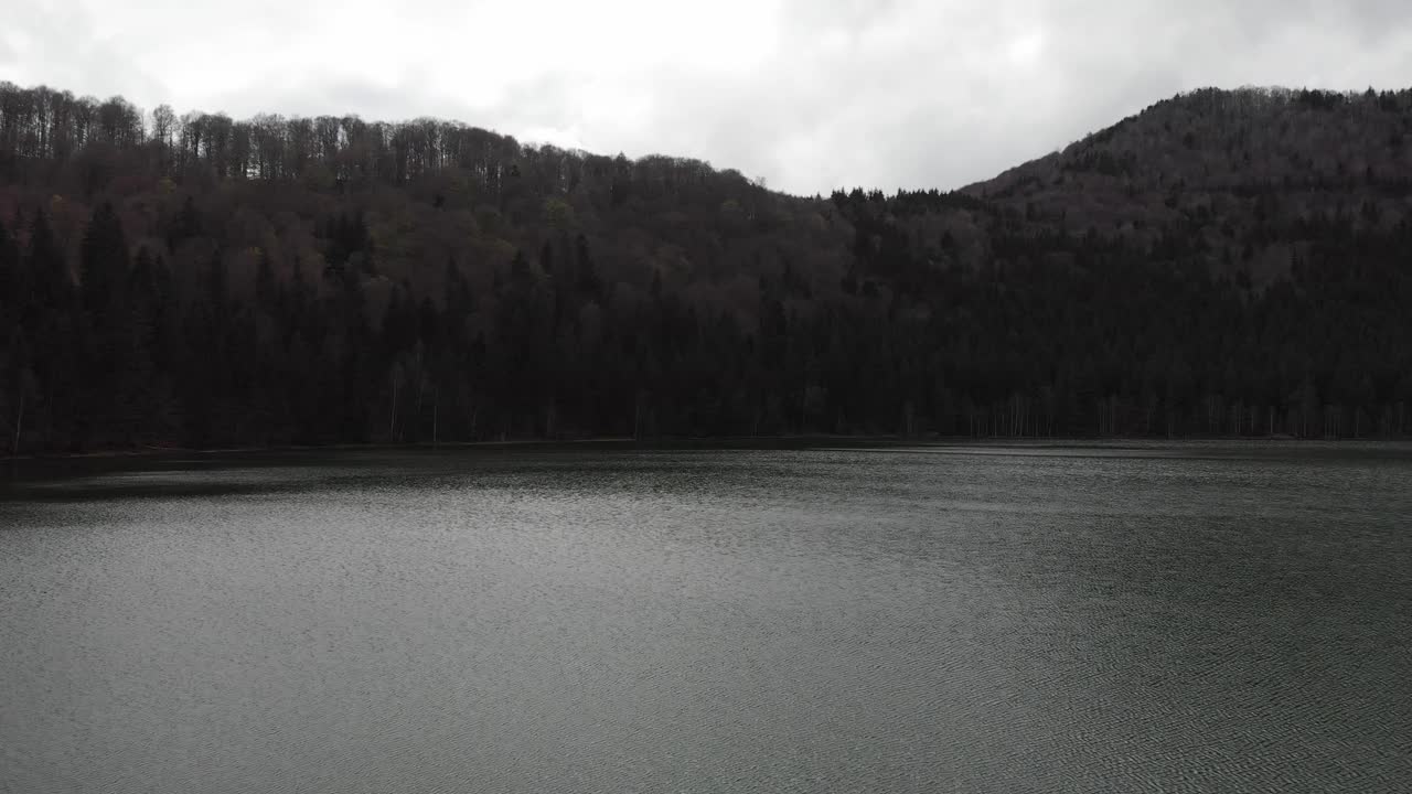 루마니아의 스판타 아나 호수, 아름다운 녹색 물이 있는 화산 호수의 공중 전망