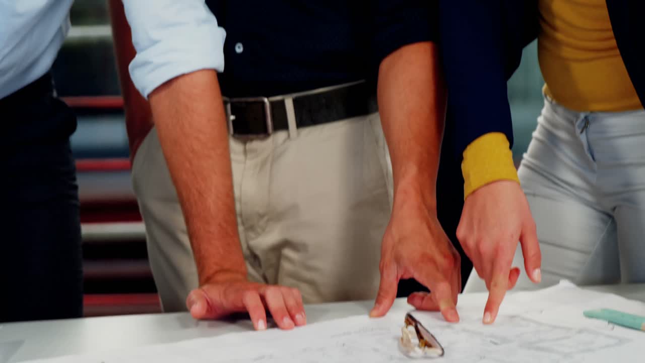 colegas discutiendo sobre el plan en la reunión