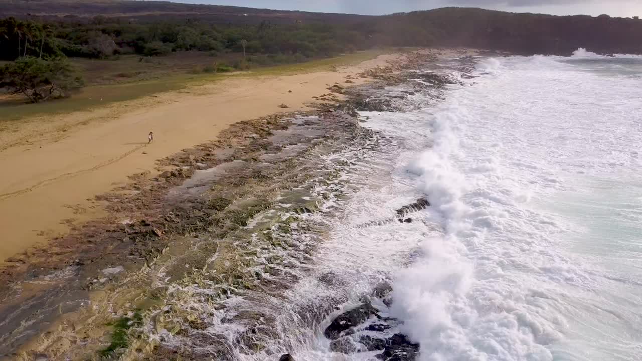 antena sobre una pareja bailando y jugando en una playa larga en molokai hawaii