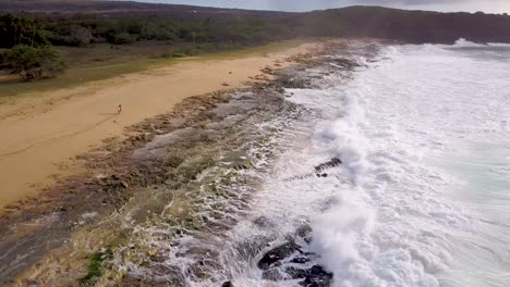 Antena-Sobre-Una-Pareja-Bailando-Y-Jugando-En-Una-Playa-Larga-En-Molokai-Hawaii