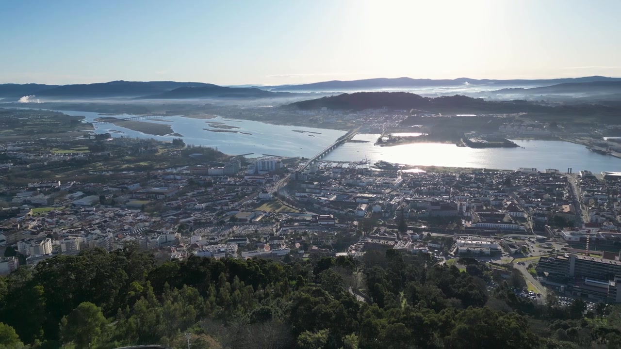 Panoramisk lavvinkeludsigt over Viana do Castelo, Cabedelo og havnen, der også fanger Viana-broen, som forbinder byen med Cabedelo, med kystlinje og maritimt landskab