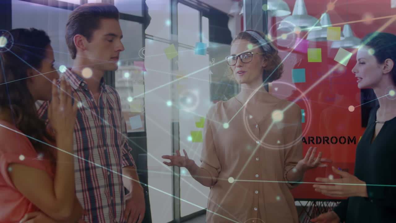 animación de la red de conexiones entre diversos compañeros de trabajo en la oficina