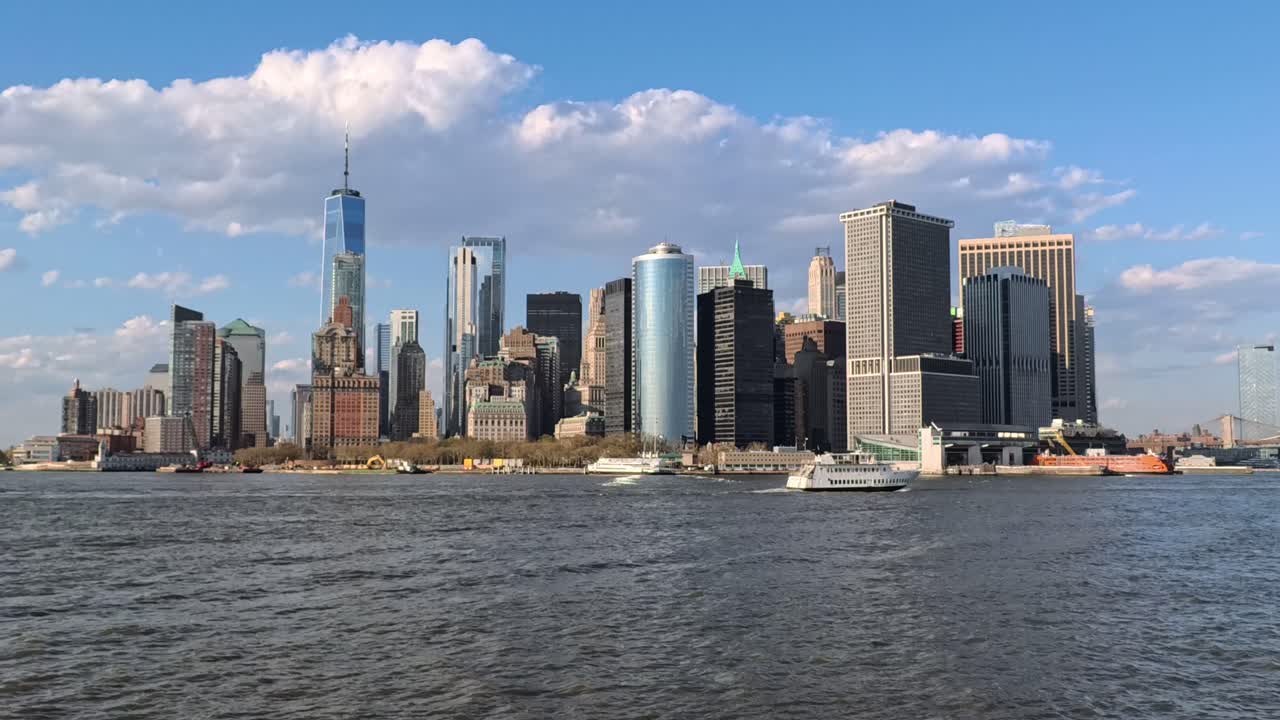 Navigare nel porto di New York con viste mozzafiato sullo skyline di Manhattan. Perfetto per progetti di viaggi, turismo, stile di vita urbano e paesaggi urbani.