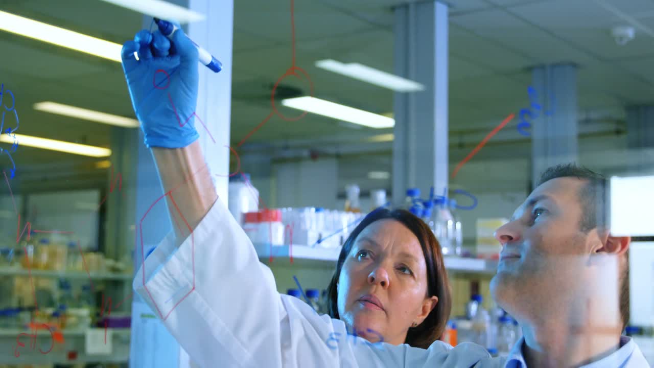 dos científicos discutiendo sobre una tabla de vidrio de 4k