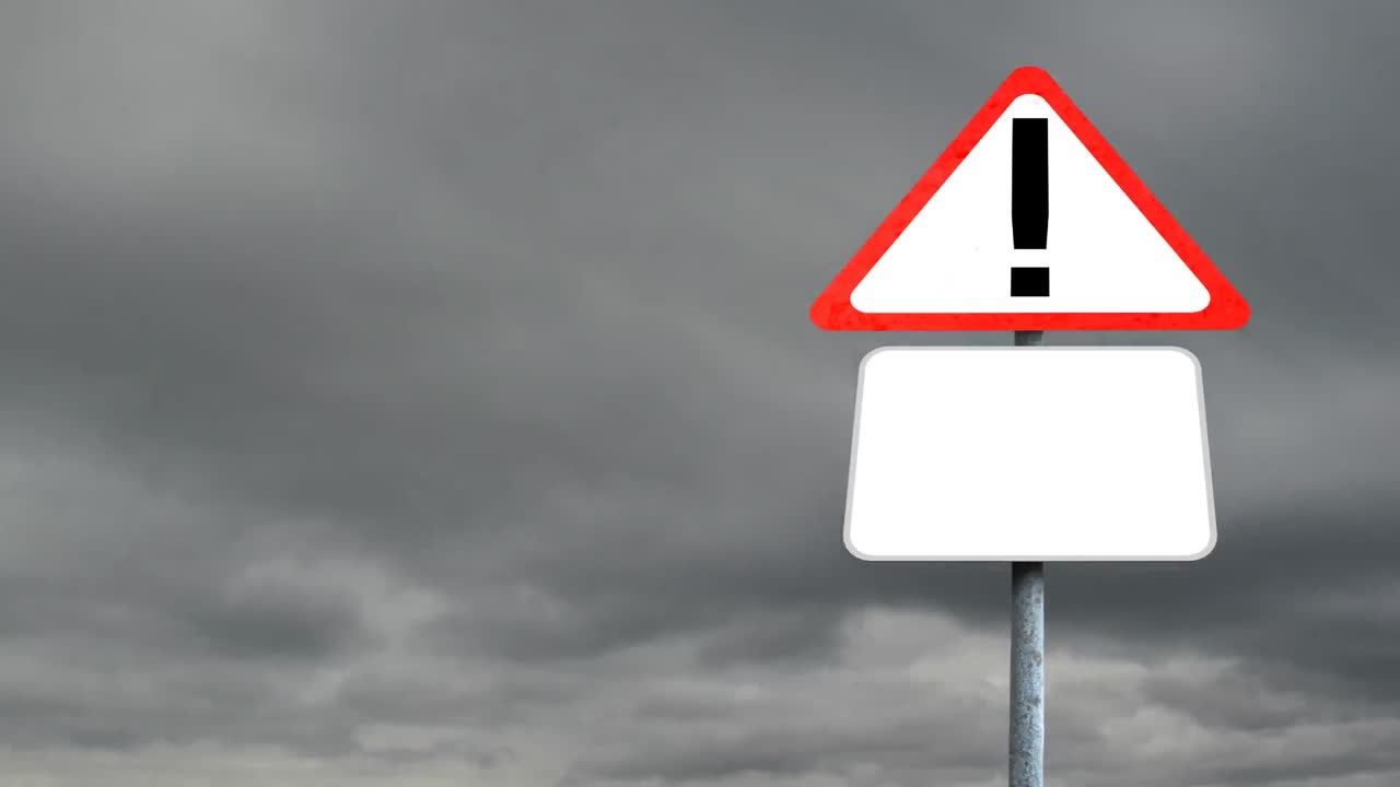 하늘의 어두운 구름에 대한 복사 공간과 함께 주의 표지판 게시물