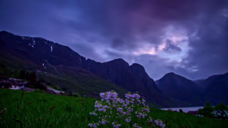 nubes oscuras comienzan a cubrir el cielo sobre las montañas de un fiordo en noruega
