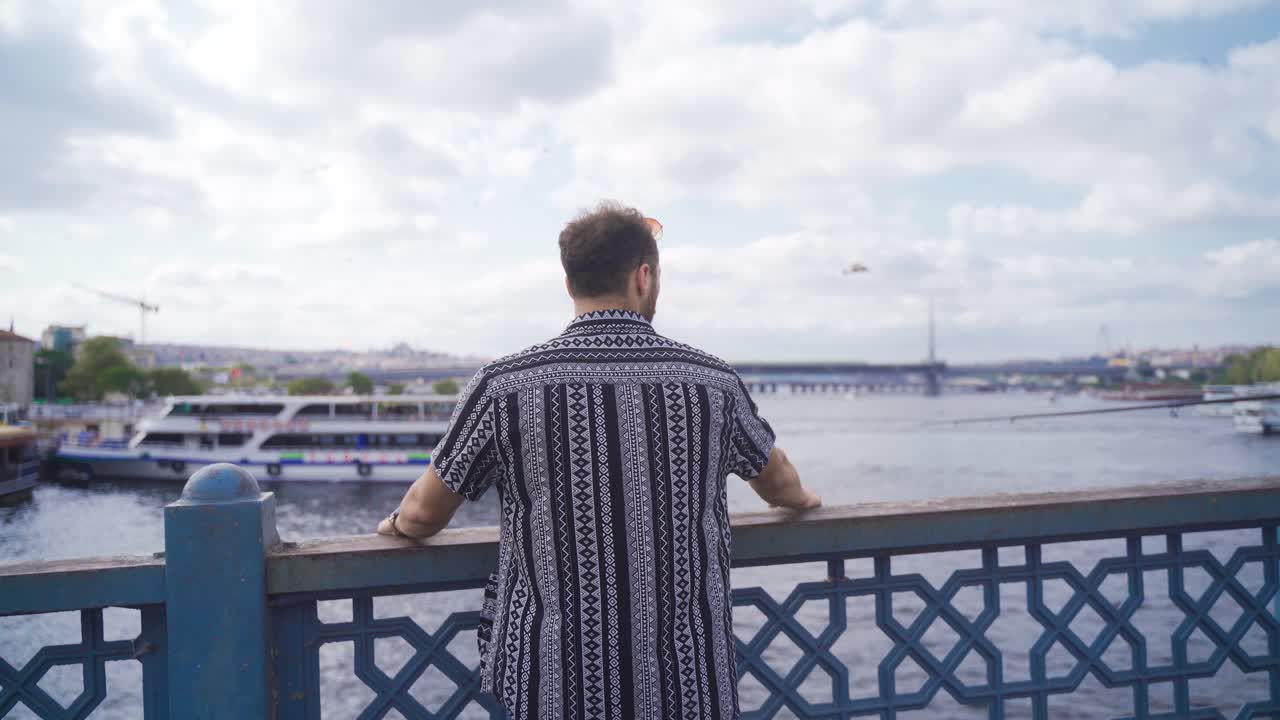 이스탄불에서 바다를 바라보는 남자.