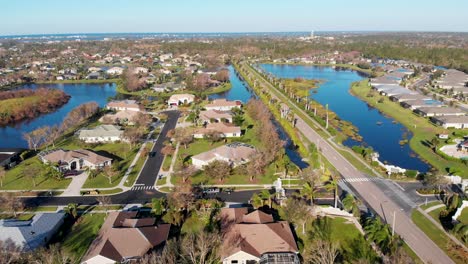 Video-De-Dron-De-4k-De-Daños-Por-Huracanes-En-Viviendas-En-El-Barrio-De-Stillwater-De-Englewood,-Florida---14