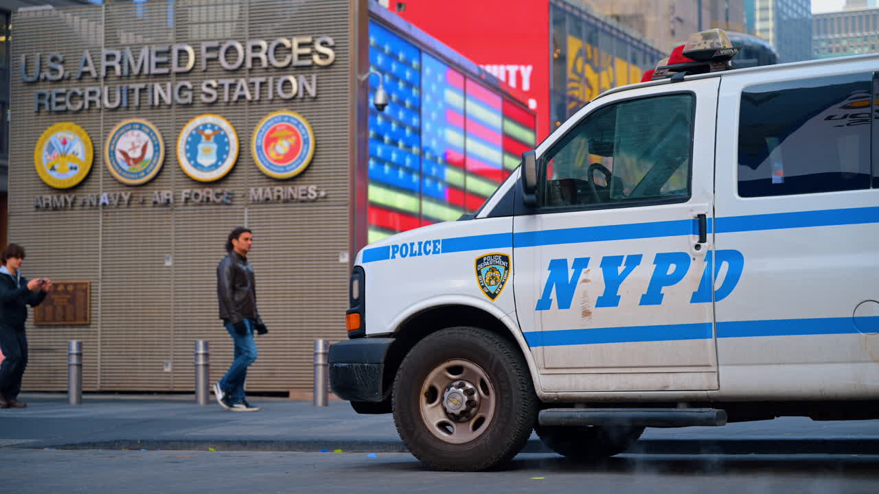 New York, USA, 24 dicembre 2025: veicolo della polizia di New York parcheggiato vicino alla stazione di reclutamento di Times Square