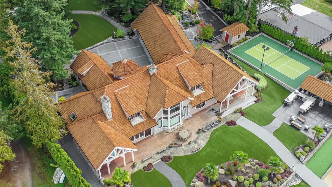 아메리칸 럭셔리 레이크사이드 홈을 둘러싸고 있는 공중 풍경