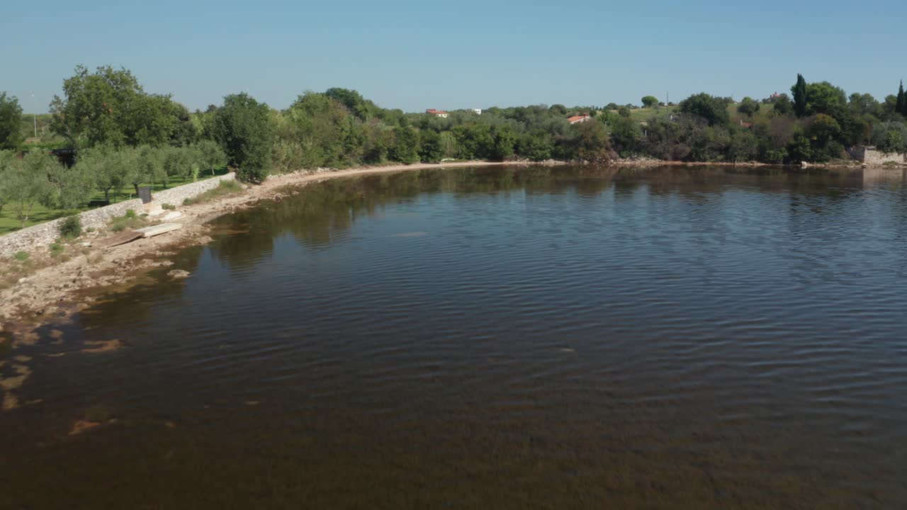 toma aérea de un pequeño retiro vacacional cerca del cabo kamenjak