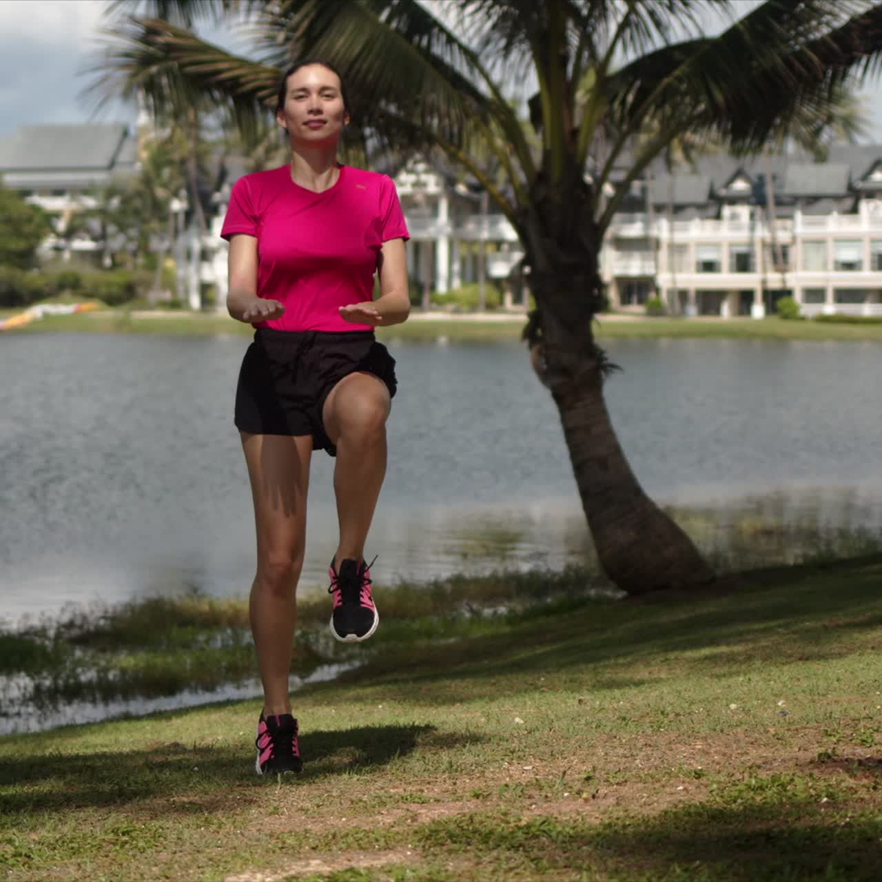 mujer activa haciendo ejercicios a orillas del lago