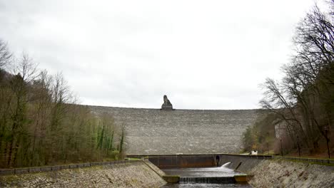 Statue-Der-Löwenwolkenlandschaft-Im-Zeitraffer-Im-Dam-De-Gileppe,-Ardennen,-Belgien