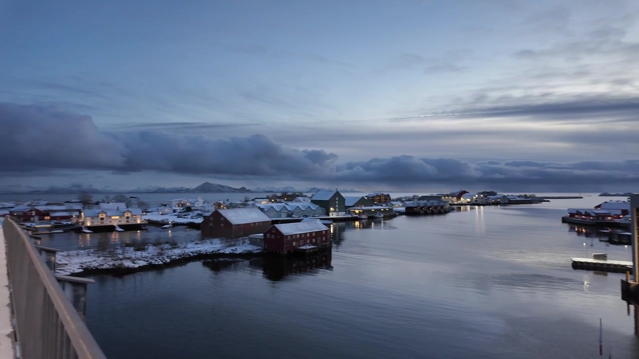 ノルウェーのスヴォルヴァー、夕暮れ時の風光明媚な冬の港。雪に覆われた桟橋が特徴。