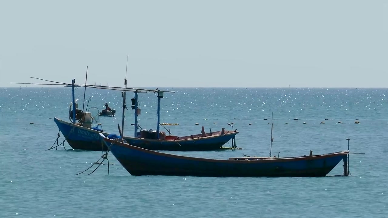 Barca da pesca locale thailandese galleggia sul mare, di giorno