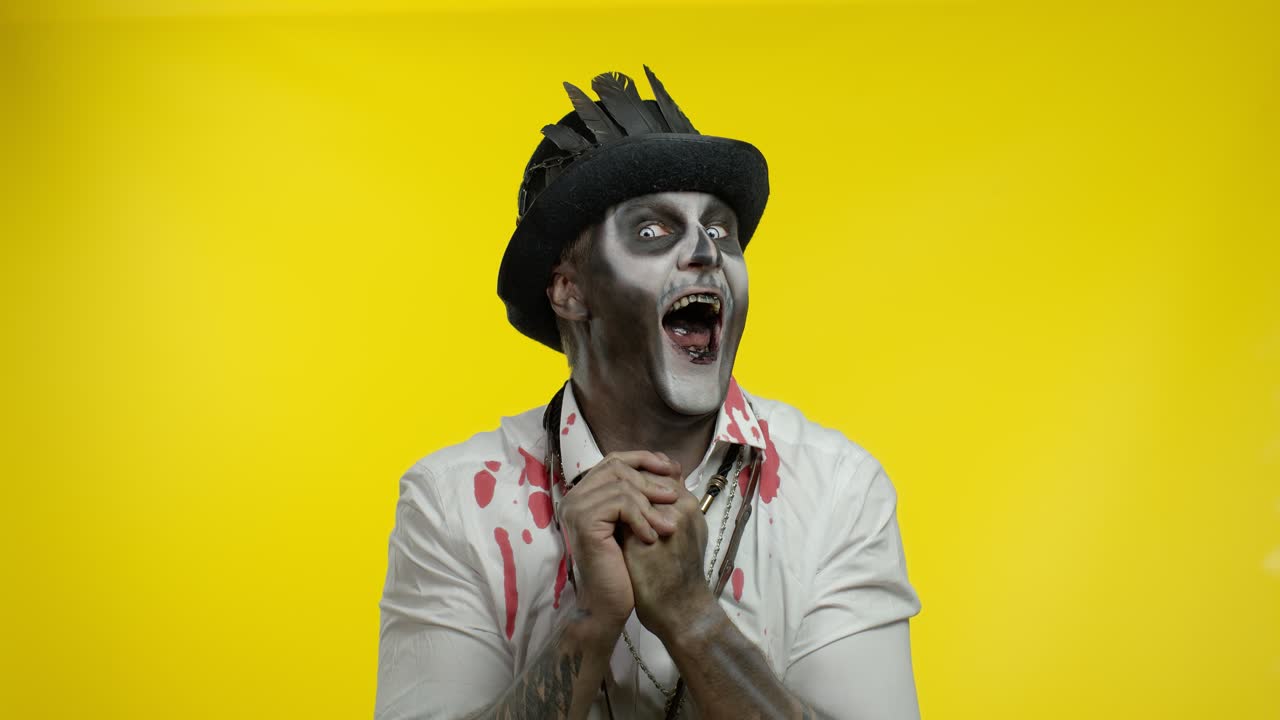 hombre con disfraz de esqueleto de halloween. hombre astuto con maquillaje espeluznante con cara complicada pensando broma