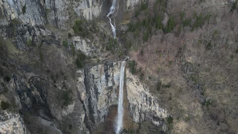 impresionante vista de la cascada que cae en un entorno hermoso