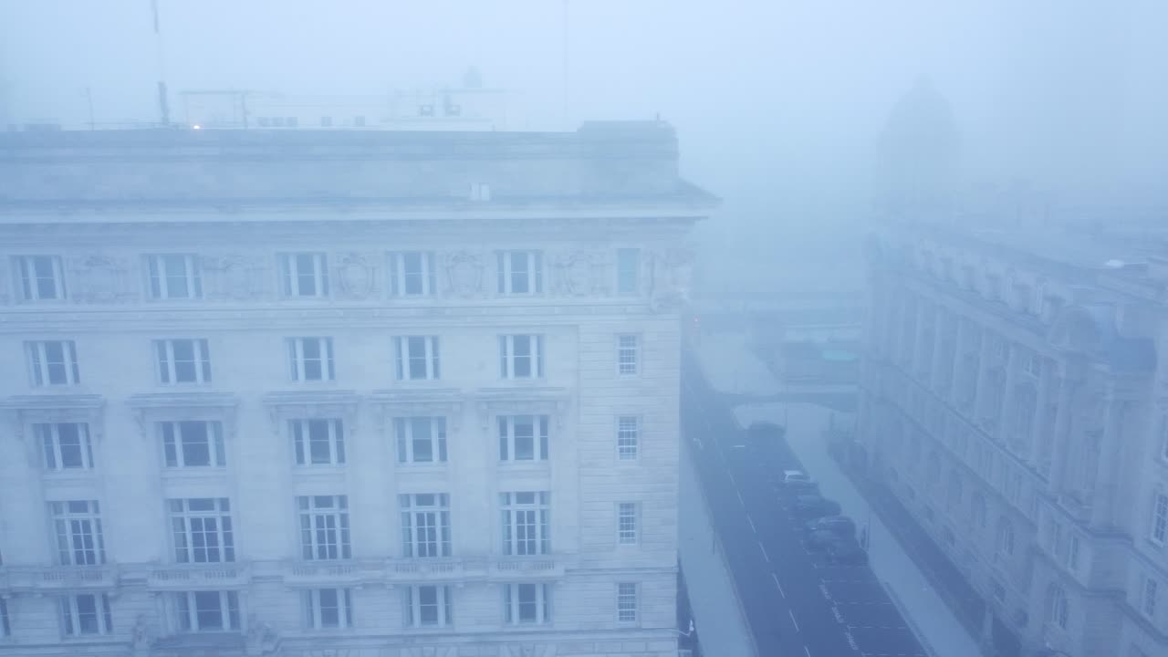 призрачный густой городской туман воздушный вид через призрачный центр города магический горизонт куколка слева