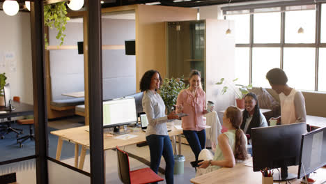 Diversas-Mujeres-De-Negocios-Que-Tienen-Una-Reunión-Informal-Discutiendo-El-Trabajo-En-La-Oficina,-En-Cámara-Lenta