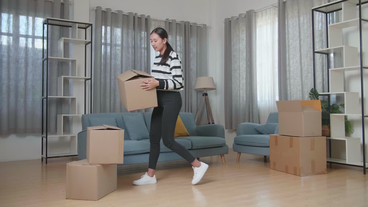 여성이 새로운 집으로 이사합니다.