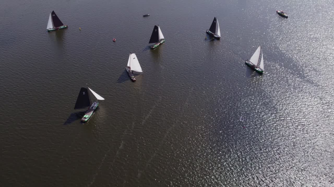 echternerbrug friesland의 호수에서 고전적인 항해 보트의 공개  ⁇