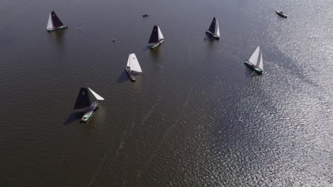 imagen reveladora de barcos de vela clásicos en el lago en echternerbrug friesland