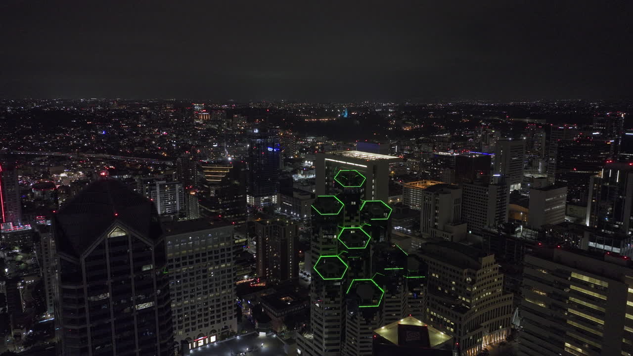 san diego california antena v106 bajo paso elevado core-columbia capturando el paisaje urbano nocturno del centro con modernos edificios de gran altura y arquitecturas contemporáneas - rodada con cine mavic 3 - septiembre de 2022
