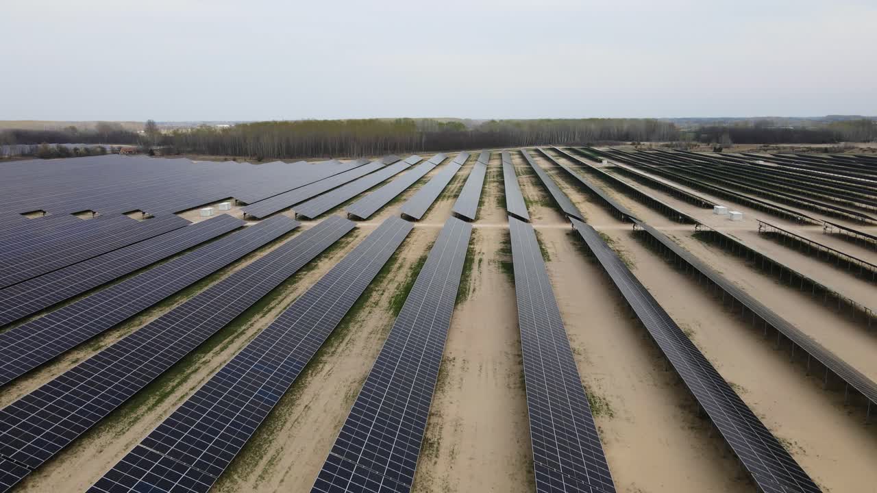 Solpaneler, der producerer grøn energi.