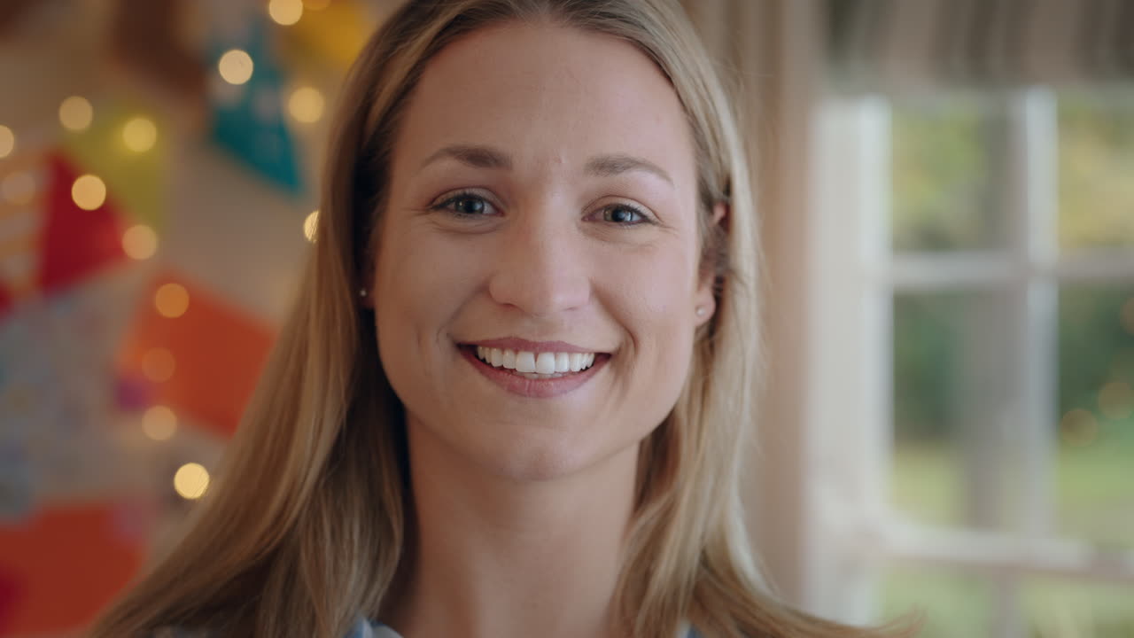 retrato de una mujer hermosa sonriendo en casa disfrutando del estilo de vida de la maternidad madre feliz en casa en el dormitorio