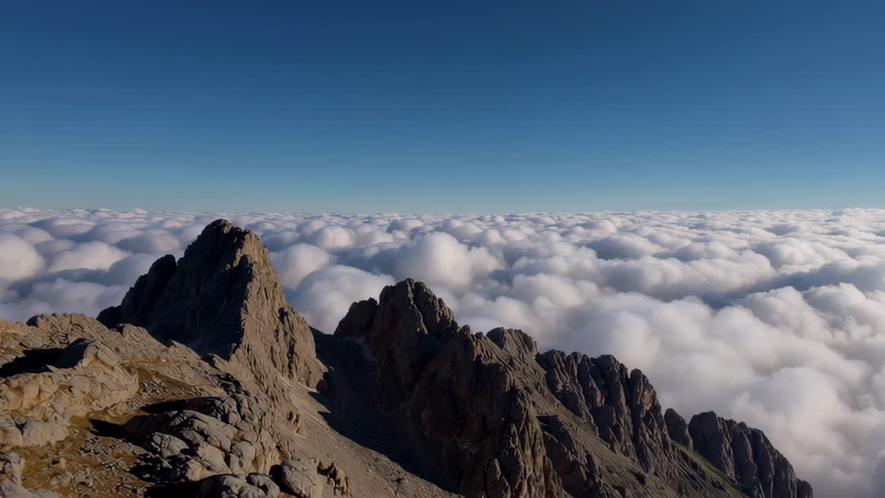 Le sommet d'une montagne au-dessus des nuages