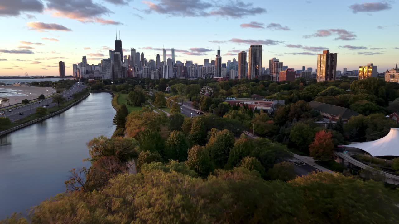 가을 시카고 일리노이 스카이라인을 공중에서 밀어내듯 촬영