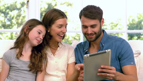 Familie-Nutzt-Tablet-Im-Wohnzimmer