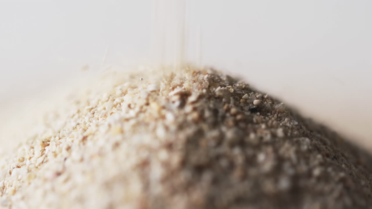 모래  ⁇ 어리 가  ⁇ 어지고  ⁇  배경 에 있는 공간 을 복사 하는 클로즈업 영상