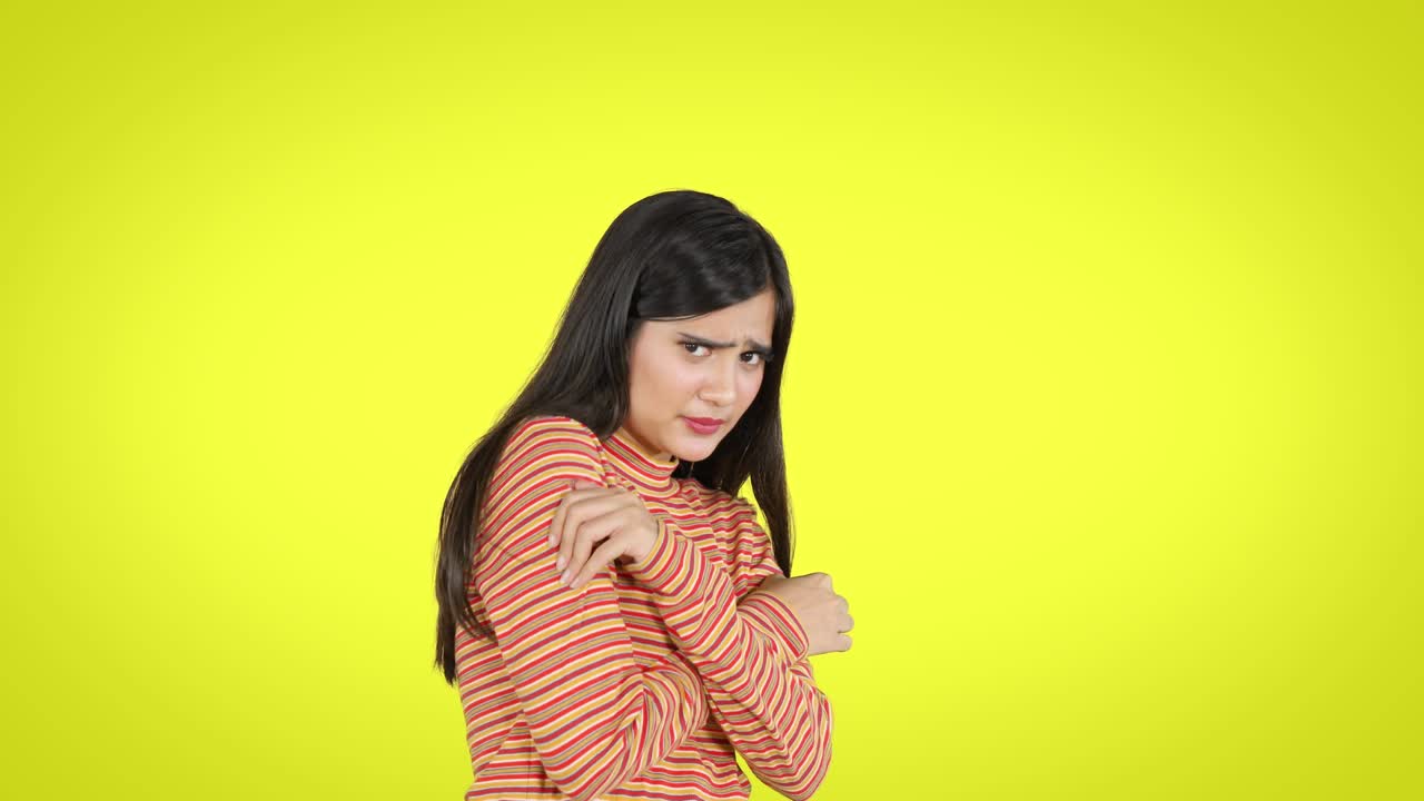 겁에 질린 젊은 여성이 카메라를 쳐다보고 있습니다.