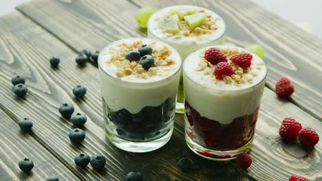 vasos con postres de frutas y yogur