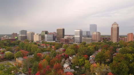 hermosa vista aérea del horizonte de clayton con casas en primer plano y hermosos colores de otoño