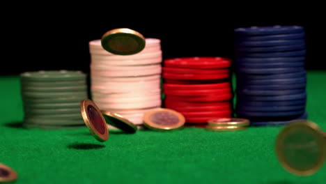 muchas monedas de euro que caen sobre la mesa del casino