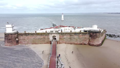 Fort-Perch-Rock-New-Brighton-Leuchtturm-Sandstein-Küstenverteidigung-Batteriemuseum-Luftaufnahme-Langsam-Zurückziehen