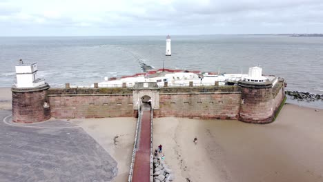 fort perch rock new brighton faro arenisca defensa costera batería museo vista aérea lento tire hacia atrás