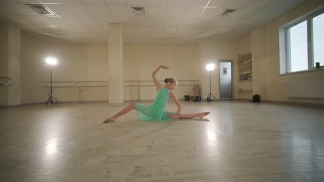 un grupo de jóvenes estudiantes de ballet con ropa de baile negra practicando posiciones en un amplio estudio de ballet con pisos de madera y barras montadas en la pared. expresiones enfocadas y movimientos sincronizados.